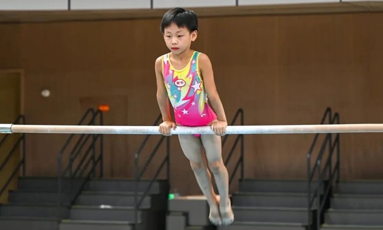 欧冠赛前穆里尼奥与两名昔日弟子重逢，并亲吻了斯内德的光头