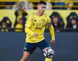 这雪有点大，欧冠赛前一名挪威记者在博德闪耀的球场边线处滑雪